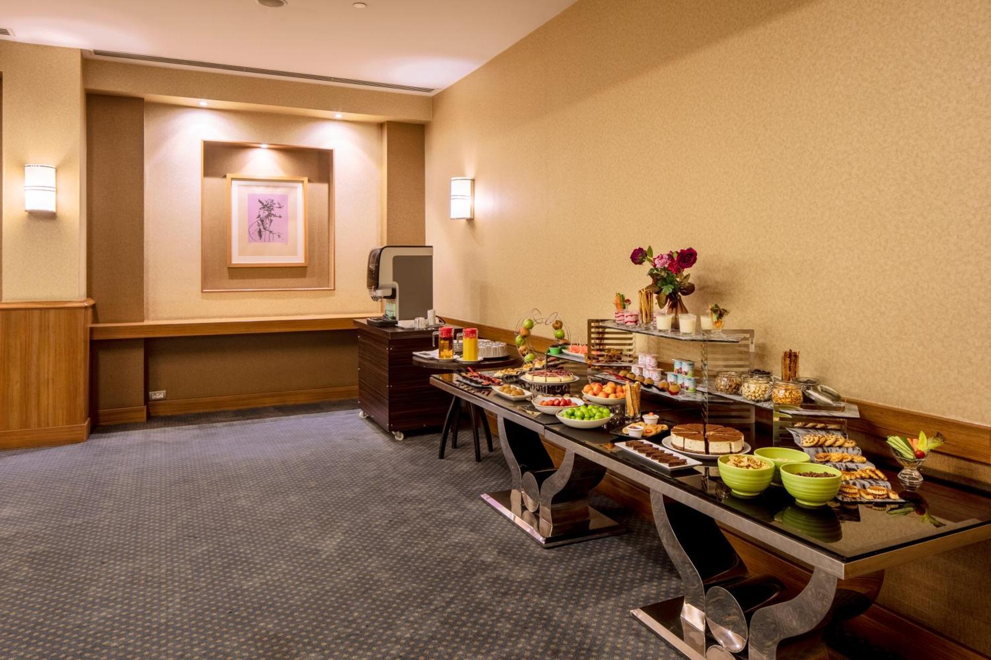 Holiday Inn Sisli By Ihg Provincia di Provincia di Istanbul Esterno foto