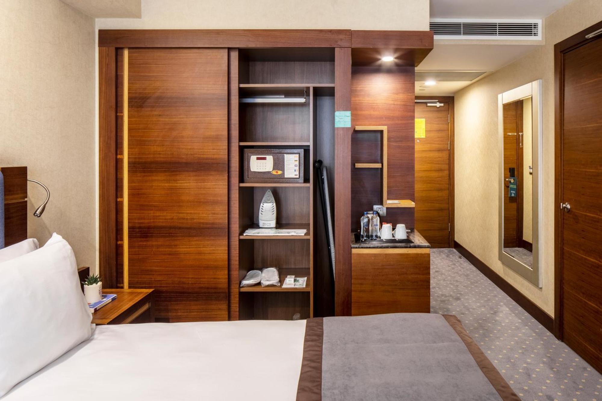 Holiday Inn Sisli By Ihg Provincia di Provincia di Istanbul Esterno foto