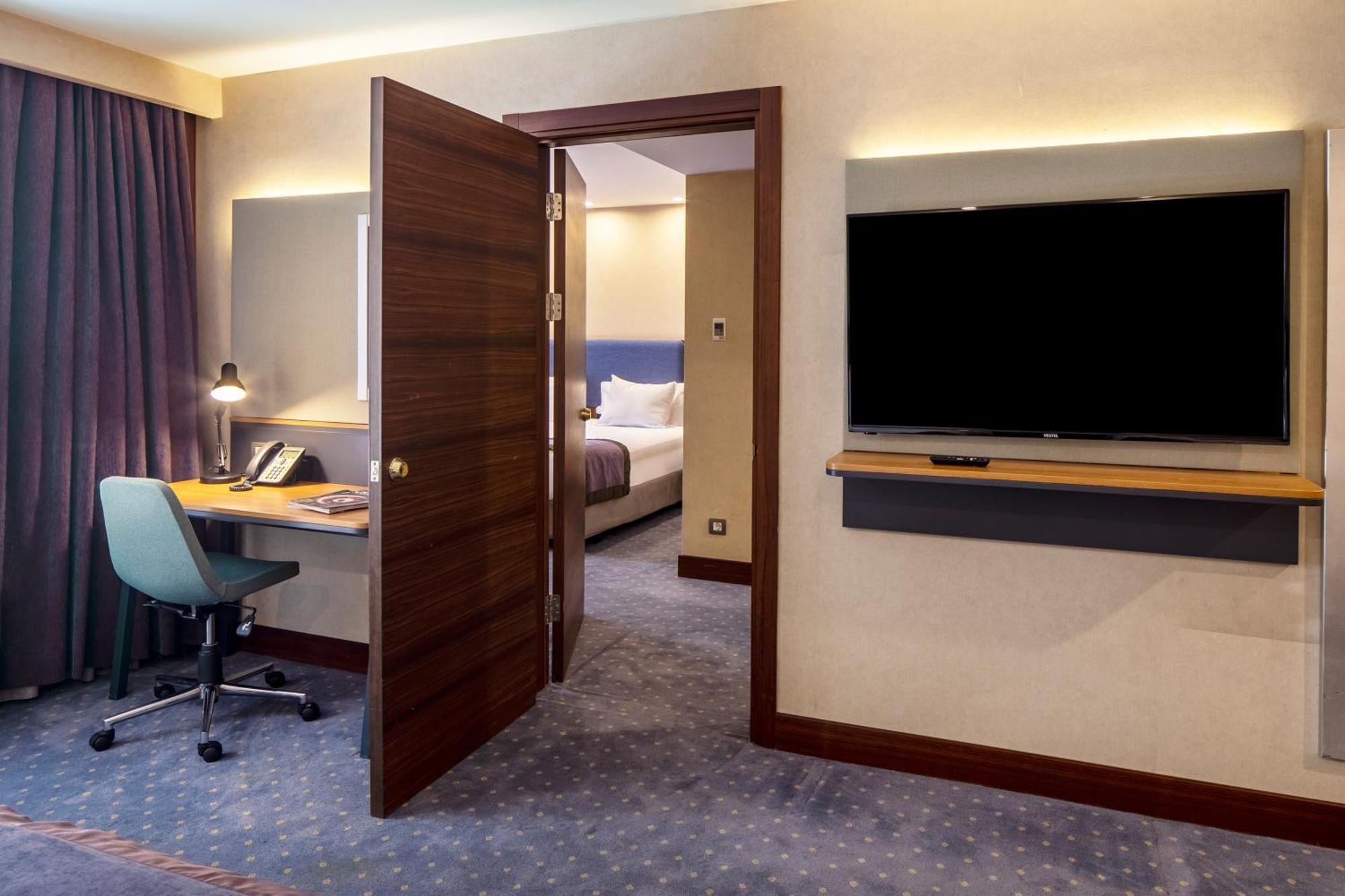 Holiday Inn Sisli By Ihg Provincia di Provincia di Istanbul Esterno foto