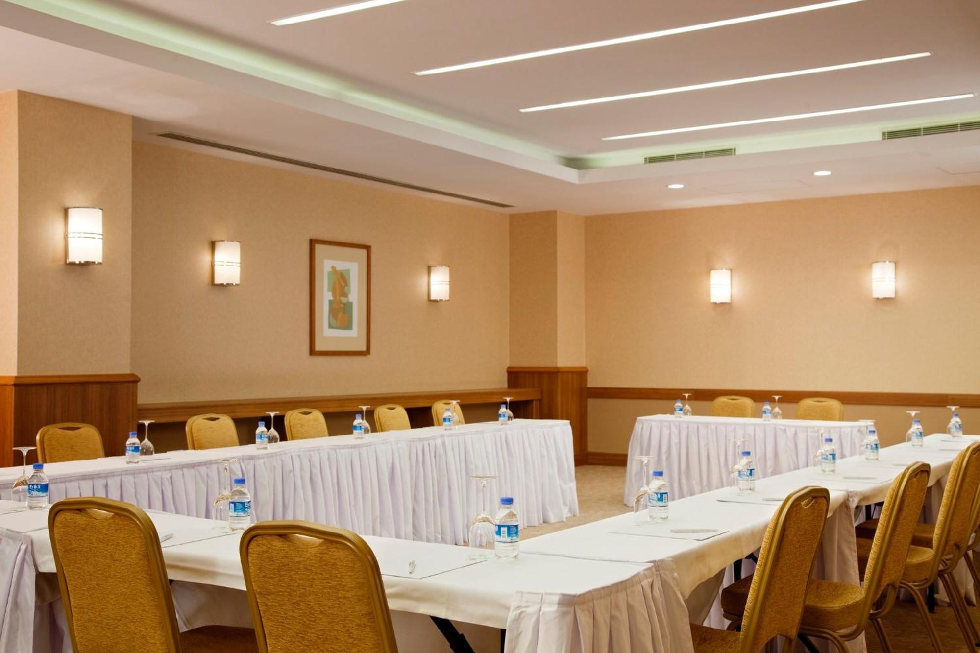 Holiday Inn Sisli By Ihg Provincia di Provincia di Istanbul Esterno foto