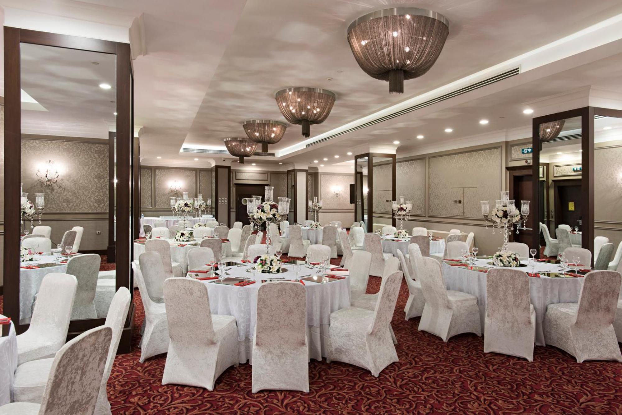 Holiday Inn Sisli By Ihg Provincia di Provincia di Istanbul Esterno foto